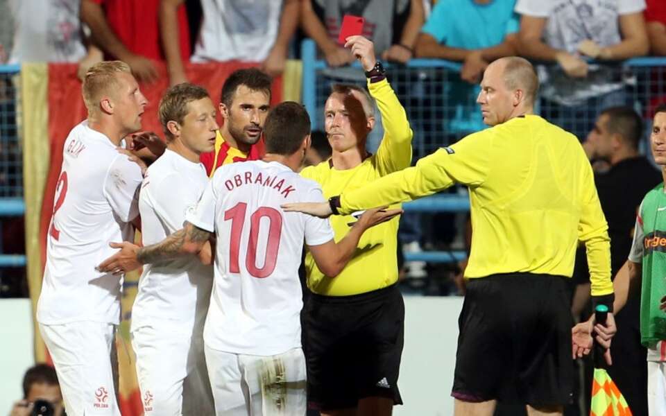 Ludovic Obraniak otrzymuje czerwoną kartkę od arbitra Kristinna Jakobssona. Fot. PAP/Radek Pietruszka