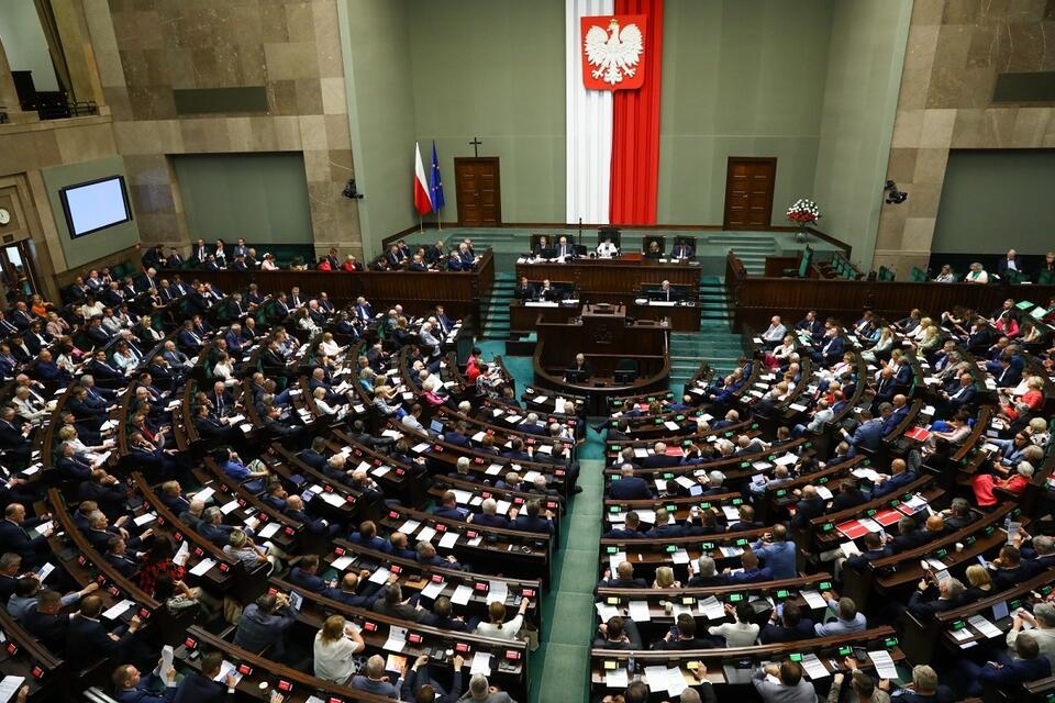 Posłowie na sali obrad Sejmu / autor: PAP/Rafał Guz