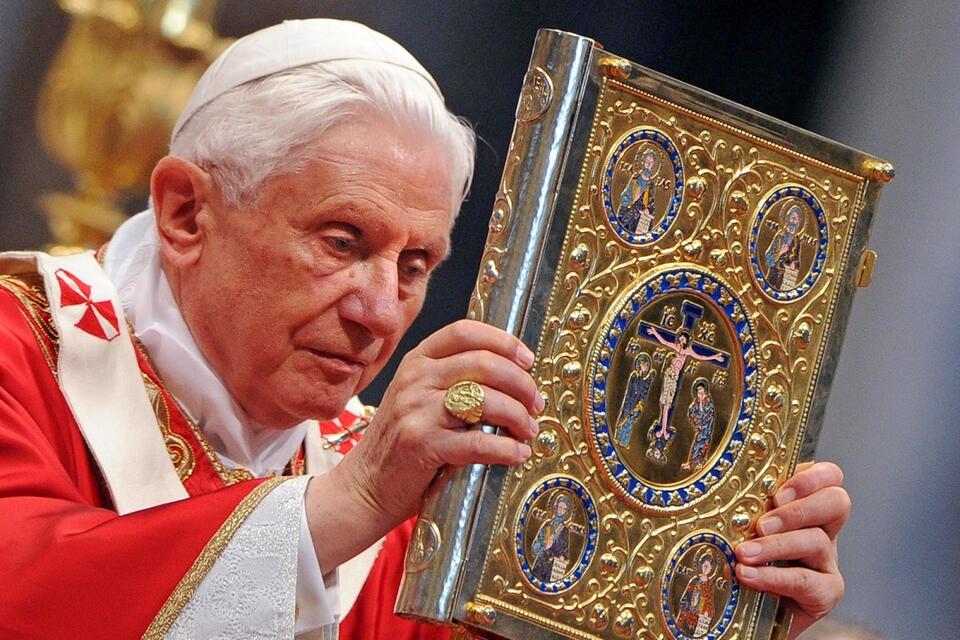 Papież Benedykt XVI na zdj. archiwalnym z 2010 roku / autor: PAP/EPA/CLAUDIO ONORATI