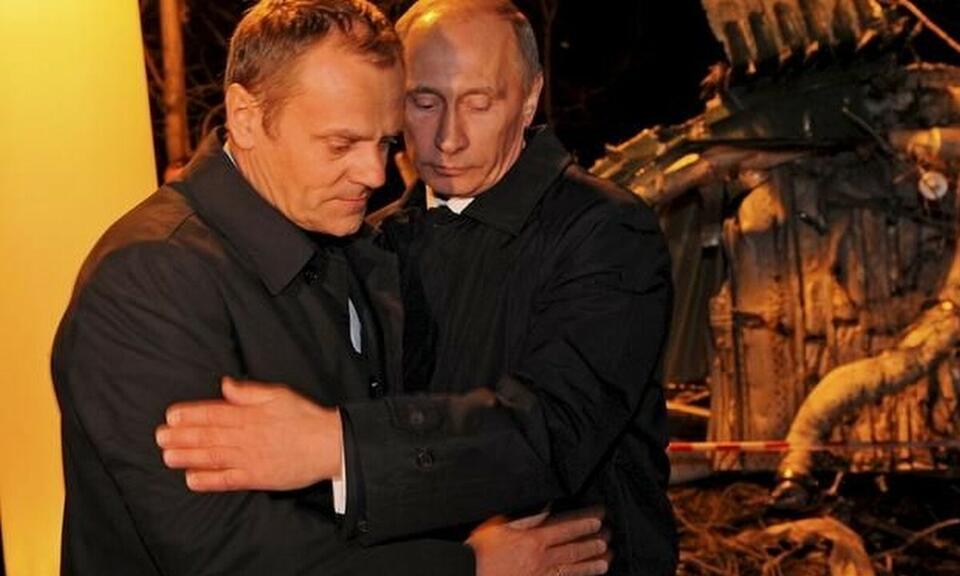 Donald Tusk i Władimir Putin w objęciach na miejscu katastrofy w Smoleńsku. 10.04.2010 r.