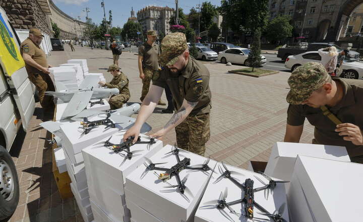 500 dronów fpv kupili mieszkańcy Kijowa 7. samodzielnej brygadzie Wojsk Specjalnych i 4. brygadzie Gwardii Narodowej Ukrainy / autor: SERGEY DOLZHENKO/EPA/PAP