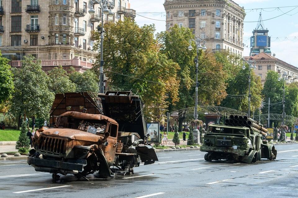 Wystawa zniszczonych rosyjskich pojazdów wojskowych w centrum Kijowa. / autor: PAP/Vladyslav Musiienko