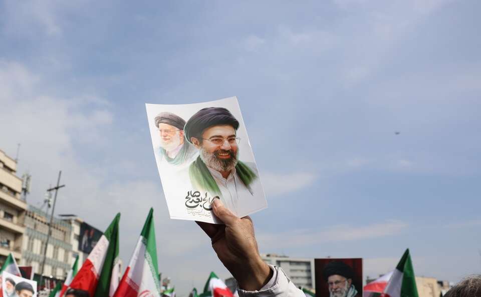 Portret obecnego najwyższego przywódcy Iranu i jego ojca, zabitego w ataku USA i Izraela / autor: PAP/EPA/ABEDIN TAHERKENAREH