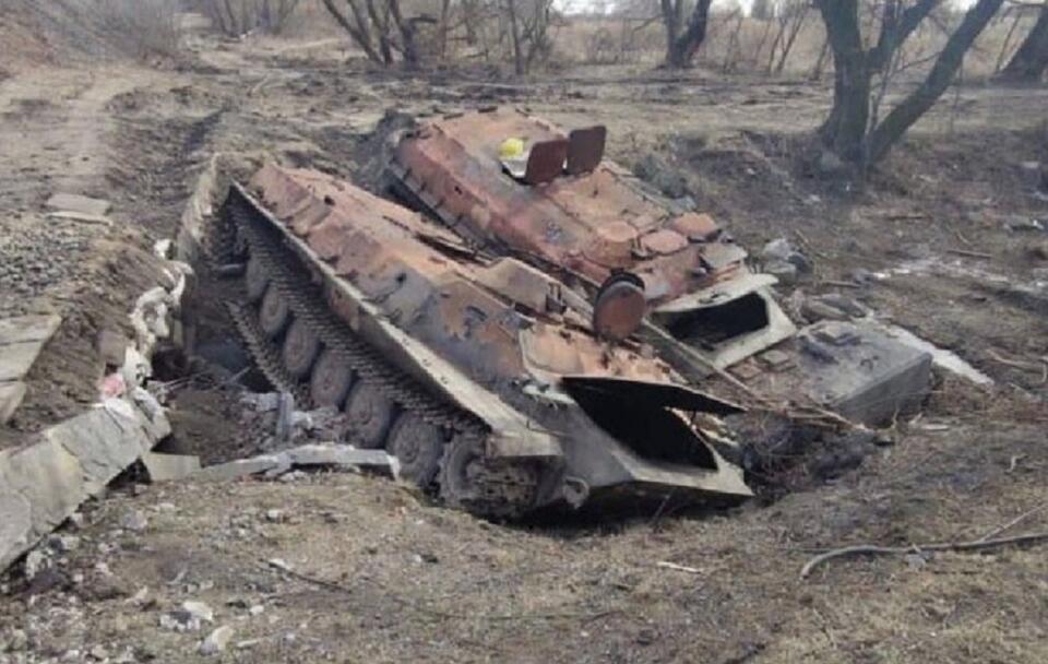 Czołg rosyjski pozostawiony przez żołnierzy w rejonie miasta Czernihów / autor:  PAP/DSNS 