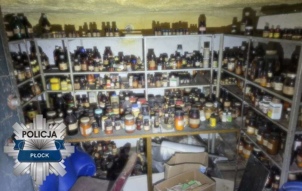 Setki tajemniczych substancji w domu zmarłego chemika! / autor: KMP w Płocku