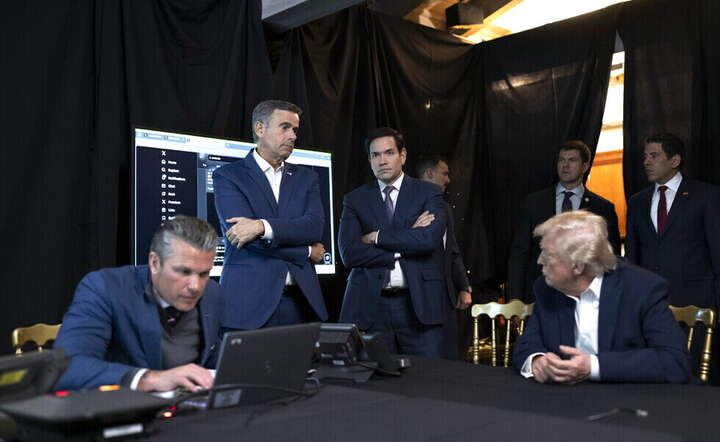 Prezydent USA Donald Trump (1P), sekretarz stanu Marco Rubio (C-P), dyrektor CIA John Ratcliffe (C-L), sekretarz wojny Pete Hegseth (L) w siedzibie D.Trumpa w Mar-a-Lago śledza akcję sieł USA w Wenezueli, 3 stycznia 2026 / autor: PAP/EPA/WHITE HOUSE PRESS OFFICE