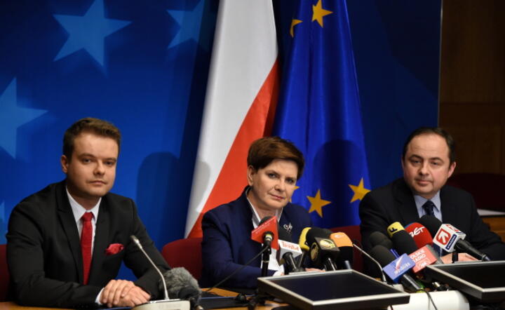  rzecznik rządu Rafał Bochenek, premier Beata Szydło i wiceminister spraw zagranicznych Konrad Szymański, podczas konferencji prasowej po zakończeniu szczytu Unii Europejskiej w Brukseli, fot. PAP / Radek Pietruszka