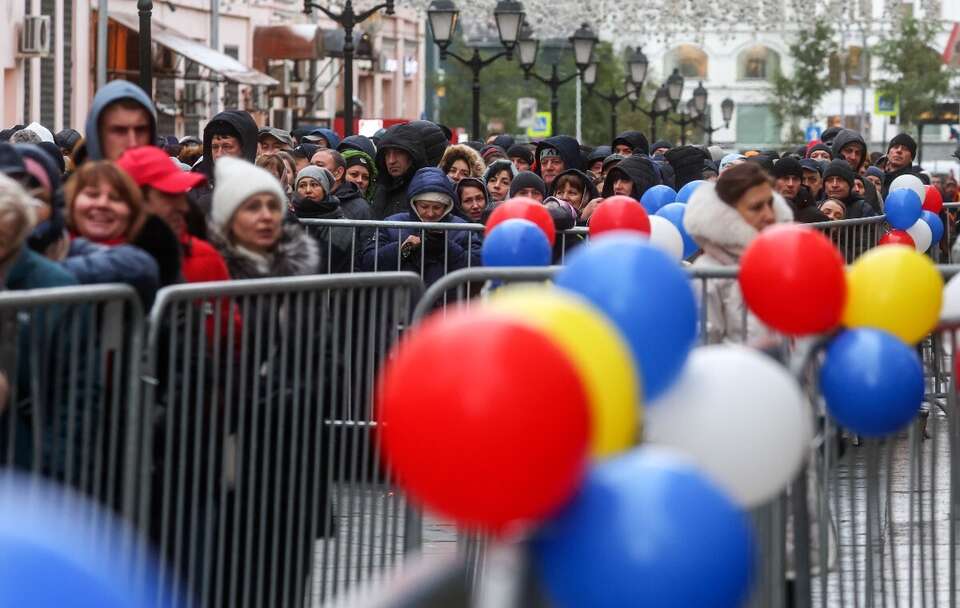 Mołdawianie mieszkający w Rosji stoją w kolejce do lokalu wyborczego w budynku ambasady Mołdawii w Moskwie w Rosji / autor: PAP/EPA/SERGEI ILNITSKY