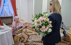 Wzruszające spotkanie. Pierwsza Dama ma w sercu Powstańców Warszawskich. Spełniła życzenie Janiny Jankowskiej ps. "Jasi". Na zdjęciu Pierwsza Dama Marta Nawrocka wręcza kwiaty sanitariuszce z Powstania Warszawskiego Janinie Jankowskiej ps. "Jasia" / autor: Alicja Stefaniuk/KPRP