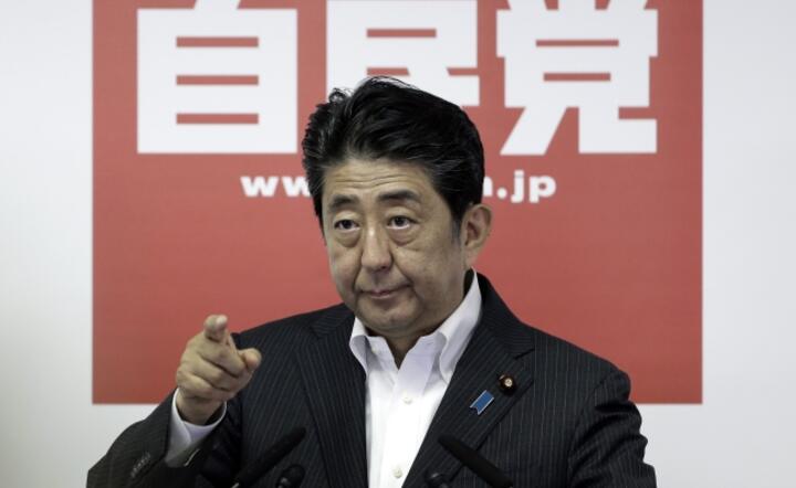 Premier Japonii Shinzo Abe zapowiedział dalsze luzowanie polityki pieniężnej, fot. PAP/ EPA/KIYOSHI OTA