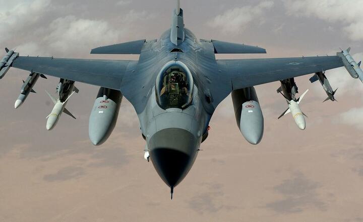 Osiem samolotów F-16 zniszczonych w wyniku ulewy / autor: Pixabay