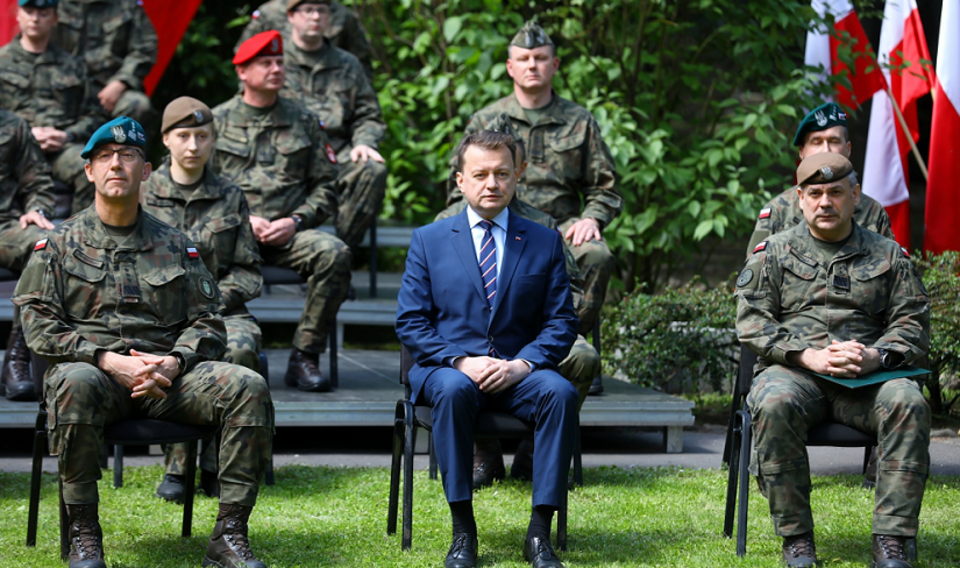 Koronawirus w Polsce. Minister obrony narodowej Mariusz Błaszczak, Dowódca Operacyjny Rodzajów Sił Zbrojnych gen. broni Tomasz Piotrowski i dowódca WOT gen. Wiesław Kukuła / autor: PAP/Rafał Guz