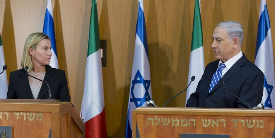 Federica Mogherini i izraelski premier Benjamin Netanyahu. fot. PAP/EPA