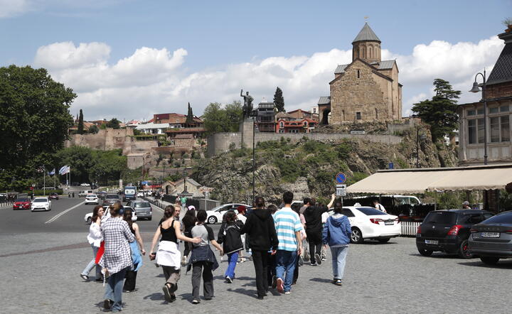 Tbilisi. Turyści w drodze na Stare Miasto / autor: PAP/EPA