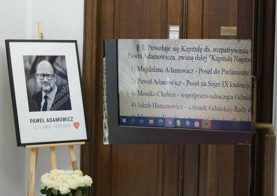 Z lewej  żałoba po prezydencie Pawle Adamowiczu, z prawej fragment decyzji Aleksandry Dulkiewicz