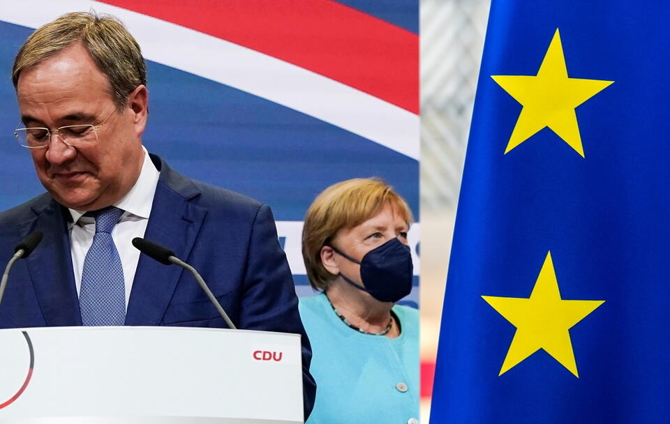 Armin Laschet i Angela Merkel; flaga UE / autor: PAP/EPA/CLEMENS BILAN / POOL; Fratria