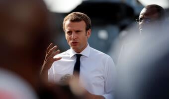 Macron suflerem Junckera