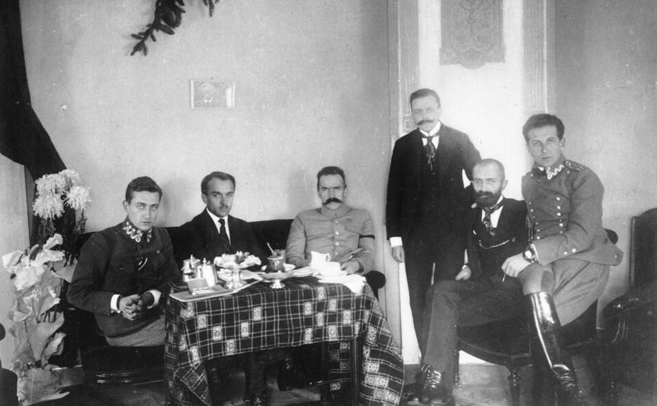 Od lewej: Julian Stachiewicz, Tadeusz Kasprzycki, Józef Piłsudski, Michał Sokolnicki (stoi), Walery Sławek, Bolesław Wieniawa-Długoszowski. Warszawa, grudzień 1916. / autor: Domena publiczna
