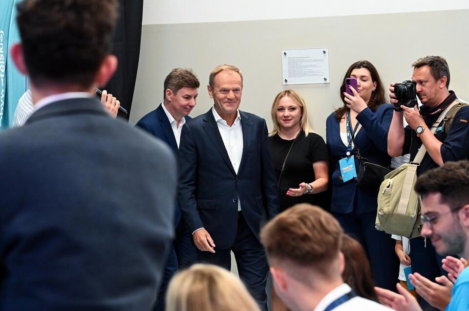 W centrum - Donald Tusk, lider PO / autor: PAP/Marcin Bielecki