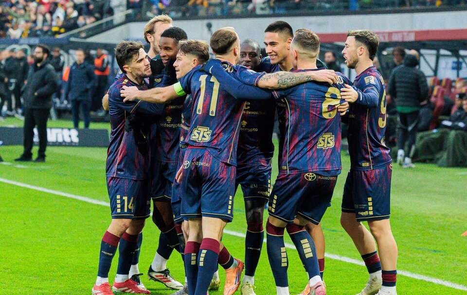 Kibice Pogoni Szczecin są wściekli na swoich piłkarzy. / autor:  PAP/Jerzy Muszyński