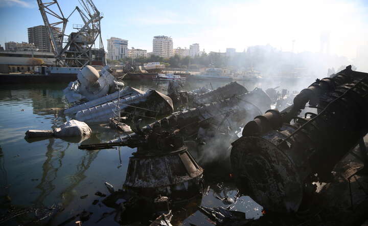 Zniszczenia w syryjskim porcie Latakia po izraelskim ataku powietrznym / autor: PAP/EPA/BILAL AL HAMMOUD