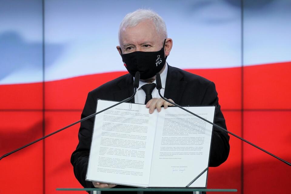 Prezes PiS Jarosław Kaczyński podczas oświadczenia dla mediów w sprawie toczącej się debaty na temat przyszłości Europy / autor: PAP/Paweł Supernak