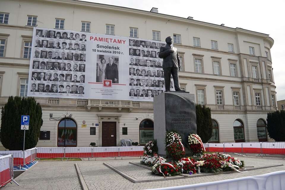 Pamiętamy! 16. rocznica katastrofy smoleńskiej. W tragicznym locie zginęło 96 osób na czele ze śp. prezydentem RP Lechem Kaczyńskim / autor: Fratria