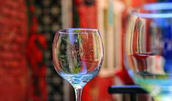 Luksusy urzędników za nasze pieniądze: Hotel w Szwajcarii, kolacja za kilka tysięcy, drogie wina