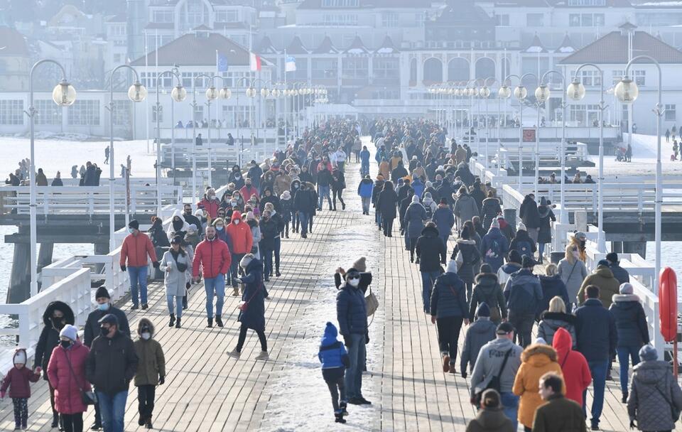 Koronawirus w Polsce. Turyści wypoczywają nad morzem w Sopocie. To drugi weekend ze zluzowanymi obostrzeniami / autor: PAP/Adam Warżawa
