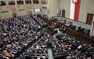 Najnowsze badanie preferencji partyjnych przeprowadzone w dniach 30–31 stycznia przez IBRiS pokazuje, że na prawicowe partie opozycyjne chce głosować tylu samo wyborców, ilu na formacje rządzące. / autor: Fratria