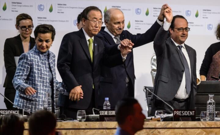 Finał COP21 świętują prezydent Francji Francois Hollande, szef MSZ Francji Laurent Fabius, sekretarz generalny ONZ Ban Ki-moon i szefowa komisji ONZ ds. zmian klimatu Christiana Figueres fot. PAP/EPA/CHRISTOPHE PETIT TESSON 