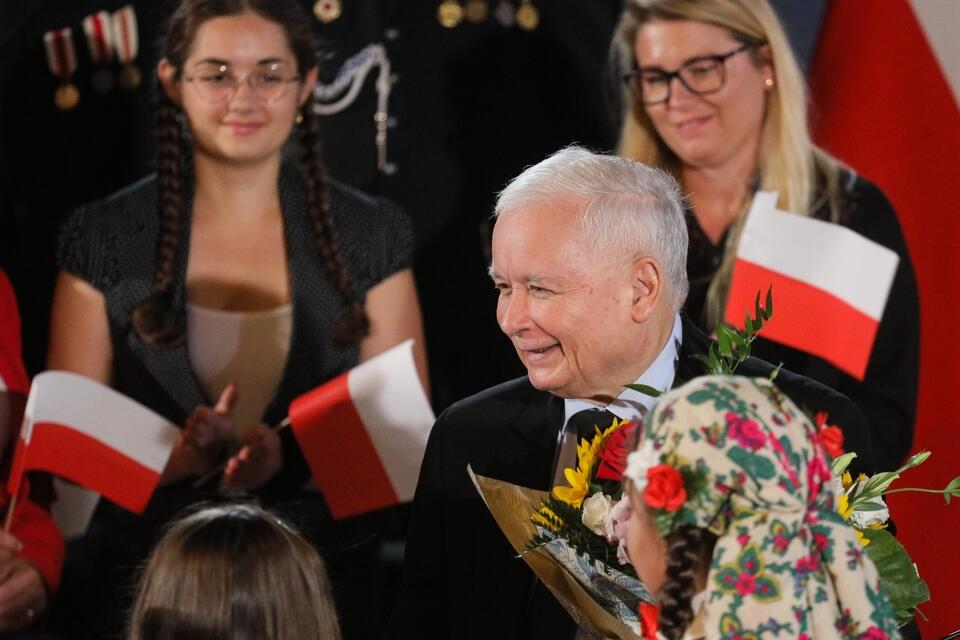 Prezes PiS Jarosław Kaczyński (2P) podczas spotkania z mieszkańcami, 15 bm. w Teatrze Dramatycznym w Płocku. / autor: PAP/Paweł Supernak