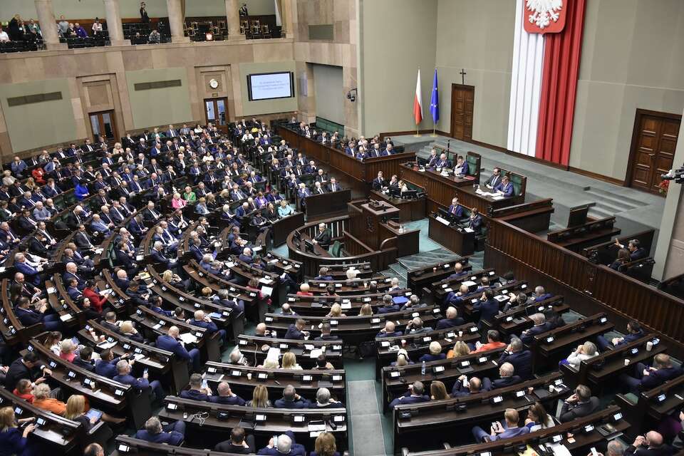 Najnowsze badanie preferencji partyjnych przeprowadzone w dniach 30–31 stycznia przez IBRiS pokazuje, że na prawicowe partie opozycyjne chce głosować tylu samo wyborców, ilu na formacje rządzące. / autor: Fratria