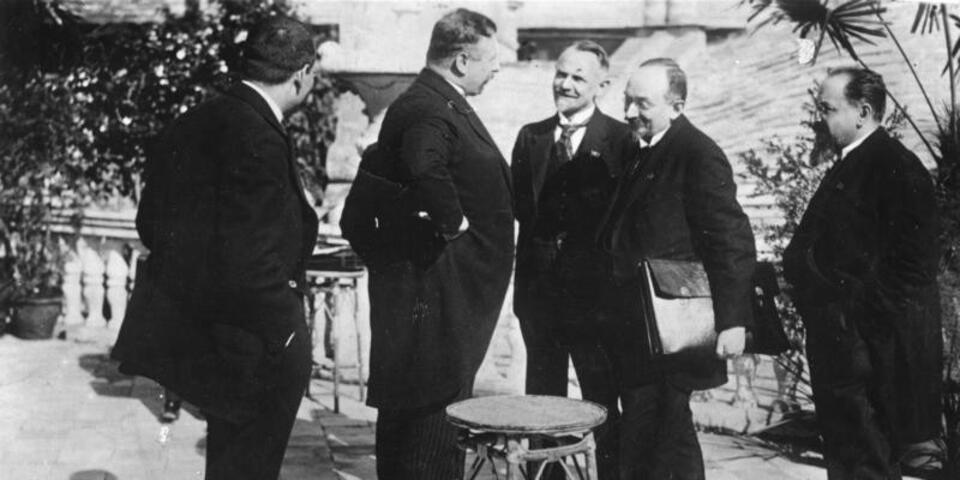 Podpisanie układu w Rapallo. kanclerz Rzeszy Joseph Wirth, Walther Rathenau oraz delegacja sowiecka: Leonid Krasin, Gieorgij Cziczerin oraz Adolf Joffe