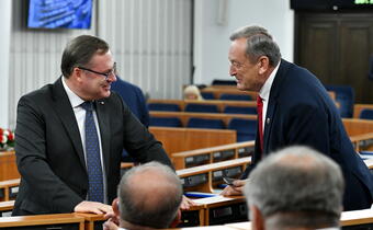 Senator Bierecki broni powiązania VAT z wydatkami na obronność: Służy Polsce