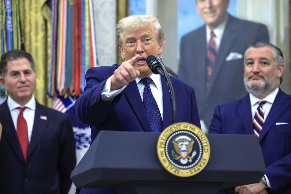 Donald J. Trump przemawia pierwszego dnia handlu kontami Trumpa w Gabinecie Owalnym Białego Domu w Waszyngtonie / autor: PAP/EPA
