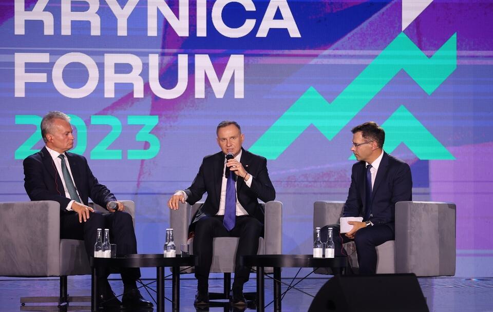 Prezydenci Polski Andrzej Duda (C) i Litwy Gitanas Nauseda (L) podczas debaty inaugurującej Krynica Forum 2023 / autor: PAP/Grzegorz Momot