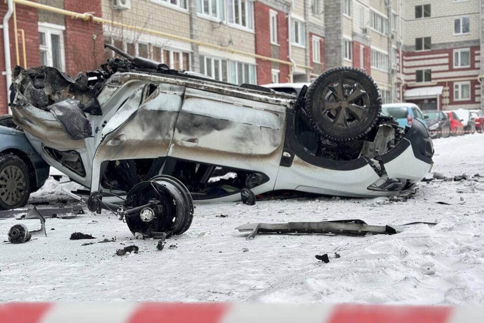  zniszczone samochody po ostrzale w Biełgorodzie w Rosji / autor: PAP/EPA/BELGOROD REGION GOVERNOR