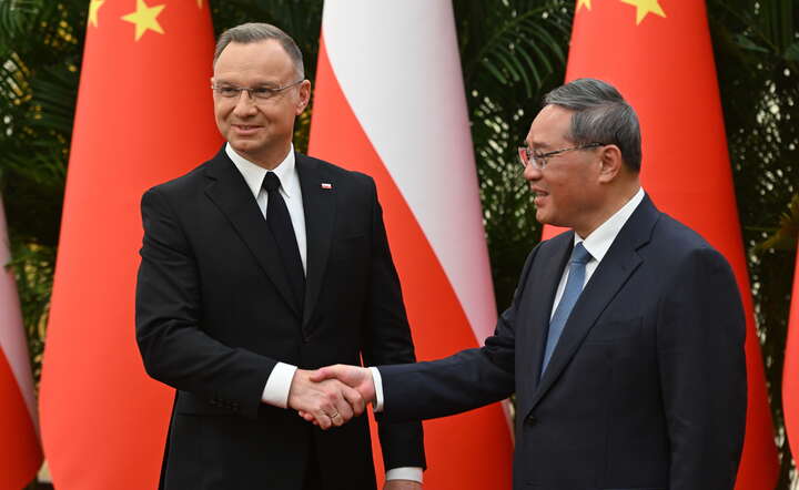 Prezydent RP Andrzej Duda (L) i premier Chińskiej Republiki Ludowej Li Qiang (P) podczas spotkania w Wielkim Pałacu Ludowym w Pekinie / autor: PAP/Radek Pietruszka