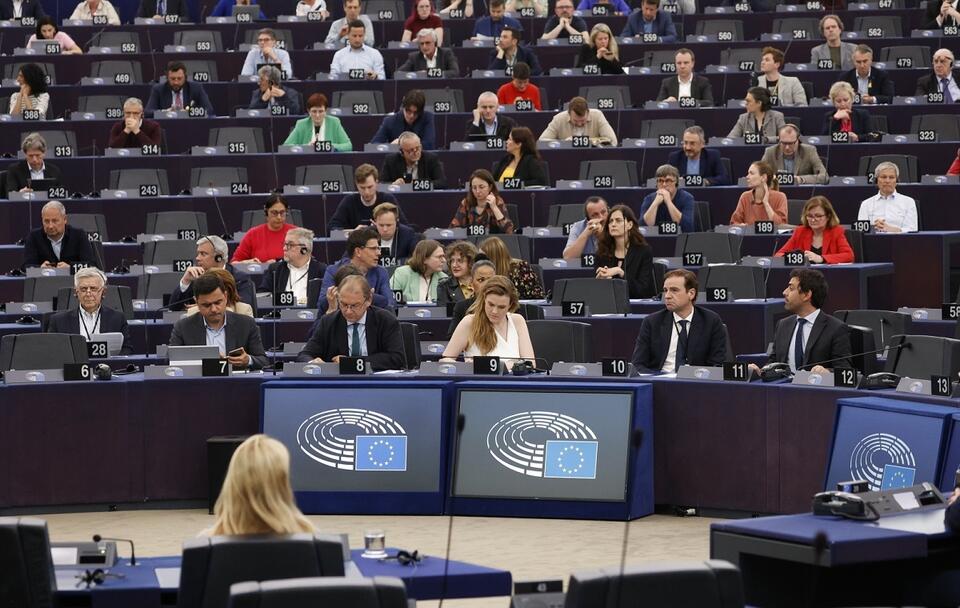 Komisja śledcza PE potępia Polskę. Tarczyński odpowiada