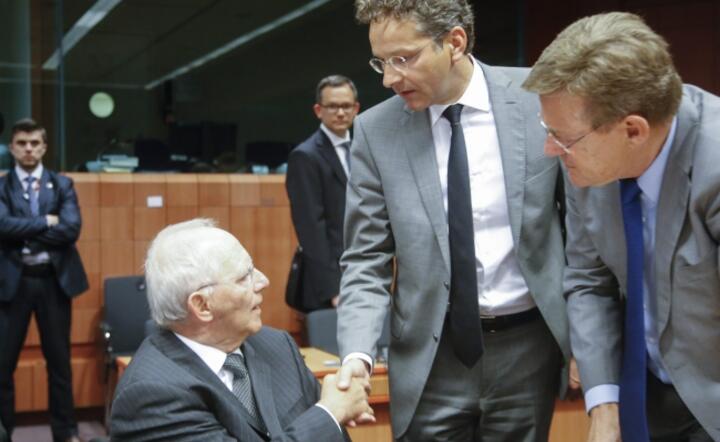 Minister finansów Niemiec Wolfgang Schaueble (na wózku) na konferencji ministrów finansów wita się z szefem eurogrupy  Jeroenem Dijsselbloemem, fot. PAP/EPA/OLIVIER HOSLET 