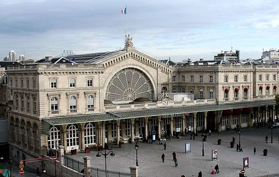 Atak nożownika na paryskim dworcu. Dźgnął żołnierza w plecy