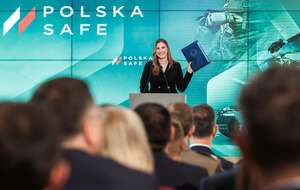 Minister Magdalena Sobkowiak-Czarnecka po podpisaniu umowy SAFE, 8 maja b.r. / autor: Flickr/Kancelaria Premiera
