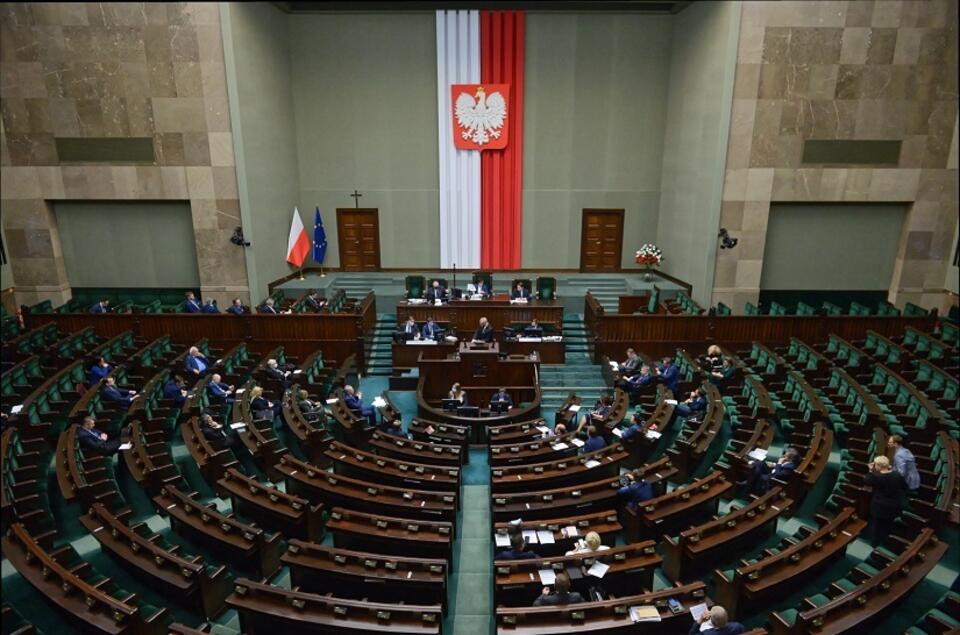 Posłowie na sali obrad Sejmu / autor: PAP/Marcin Obara