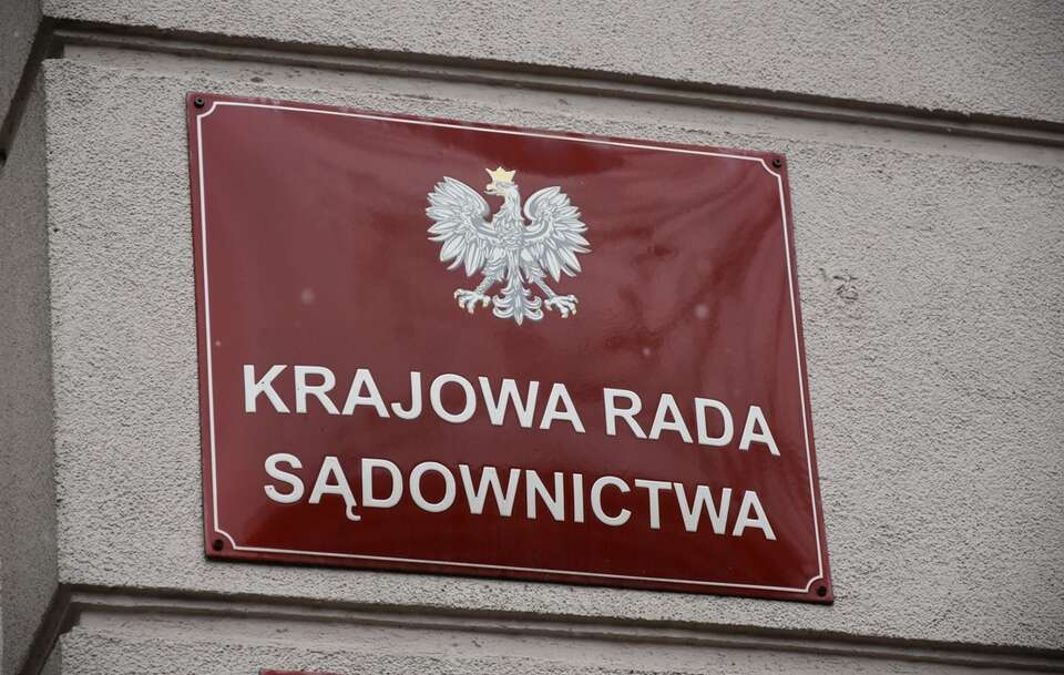 Rozpoczęła się procedura zgłaszania kandydatów do KRS (na zdjęciu tablica na budynku - siedziby Krajowej Rady Sądownictwa) / autor: Fratria