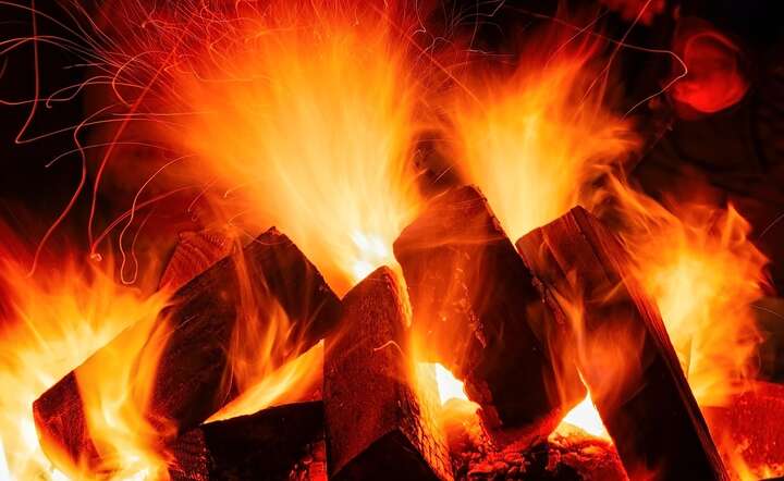 Polana w kominku? Zapomnij! Do spalenia trafić ma tylko drewno o "obniżonej wartości technicznej i użytkowej" / autor: Pixabay