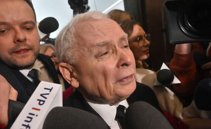 Prezes PiS Jarosław Kaczyński (C) podczas wypowiedzi dla mediów na korytarzu Sejmu / autor: PAP/Piotr Nowak