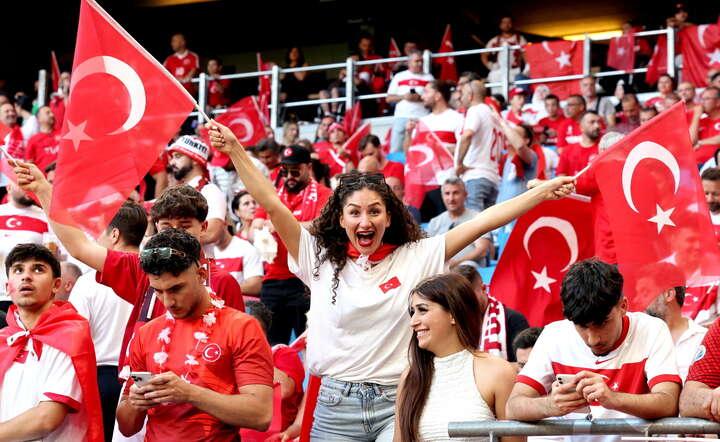 Turcy mają powody do radości: ich kraj może przyciągnąć nowe inwestycje, a ich drużyna dobrze sobie radzi na Euro2024 / autor: ABEDIN TAHERKENAREH/EPA/PAP