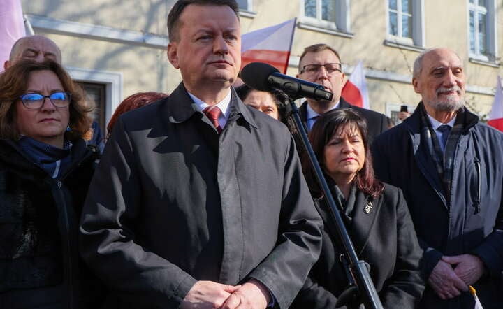 Przewodniczący KP PiS Mariusz Błaszczak (2L) i poseł PiS Antoni Macierewicz (P) na konferencji prasowej przed siedzibą Prokuratury Okręgowej w Warszawie / autor: PAP/Paweł Supernak