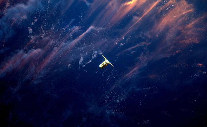Cygnus spacecraft approaches space station in the sunset / autor: NASA